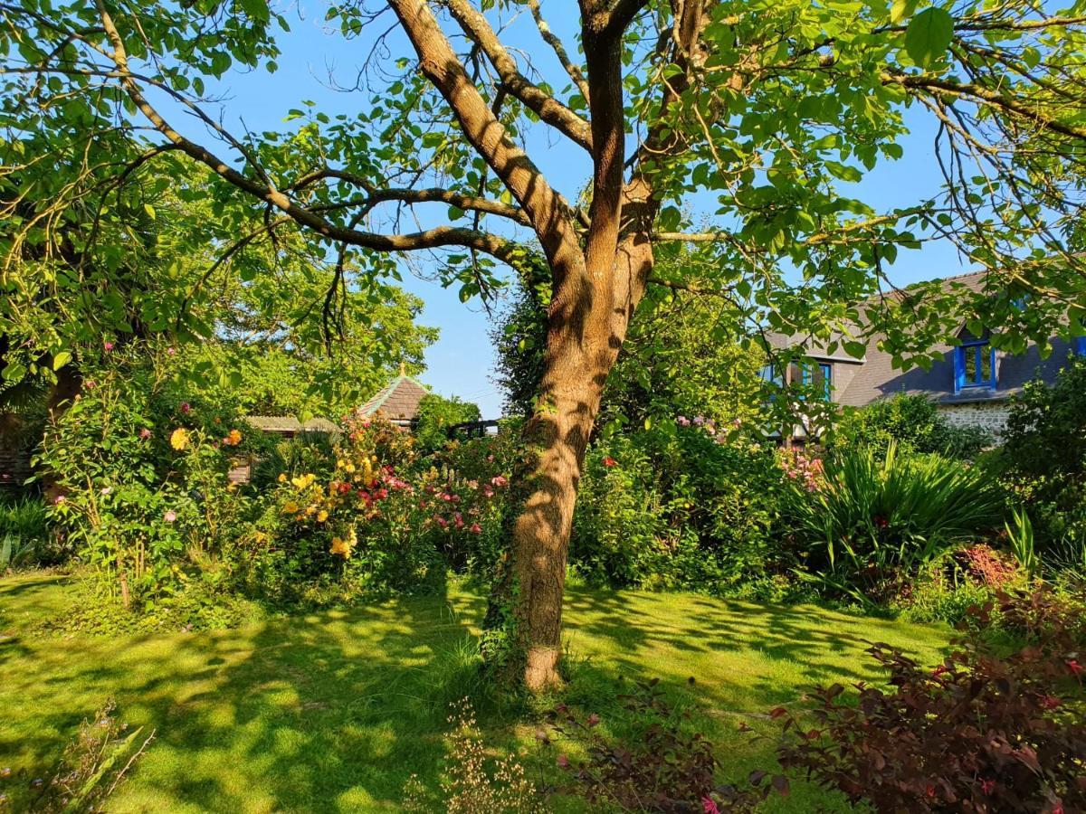 Maison En Pierre Dans Son Nid De Verdure Roz-Landrieux Exterior foto